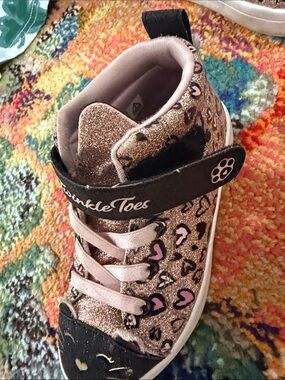 Skechers Girls Glitter Leopard Heart High-Top Sneakers - Pink 9 perfect light-up